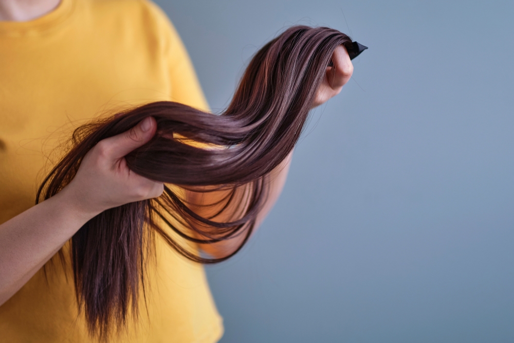 Woman,holds,a,bright,wig,in,her,hands.,womens,beauty